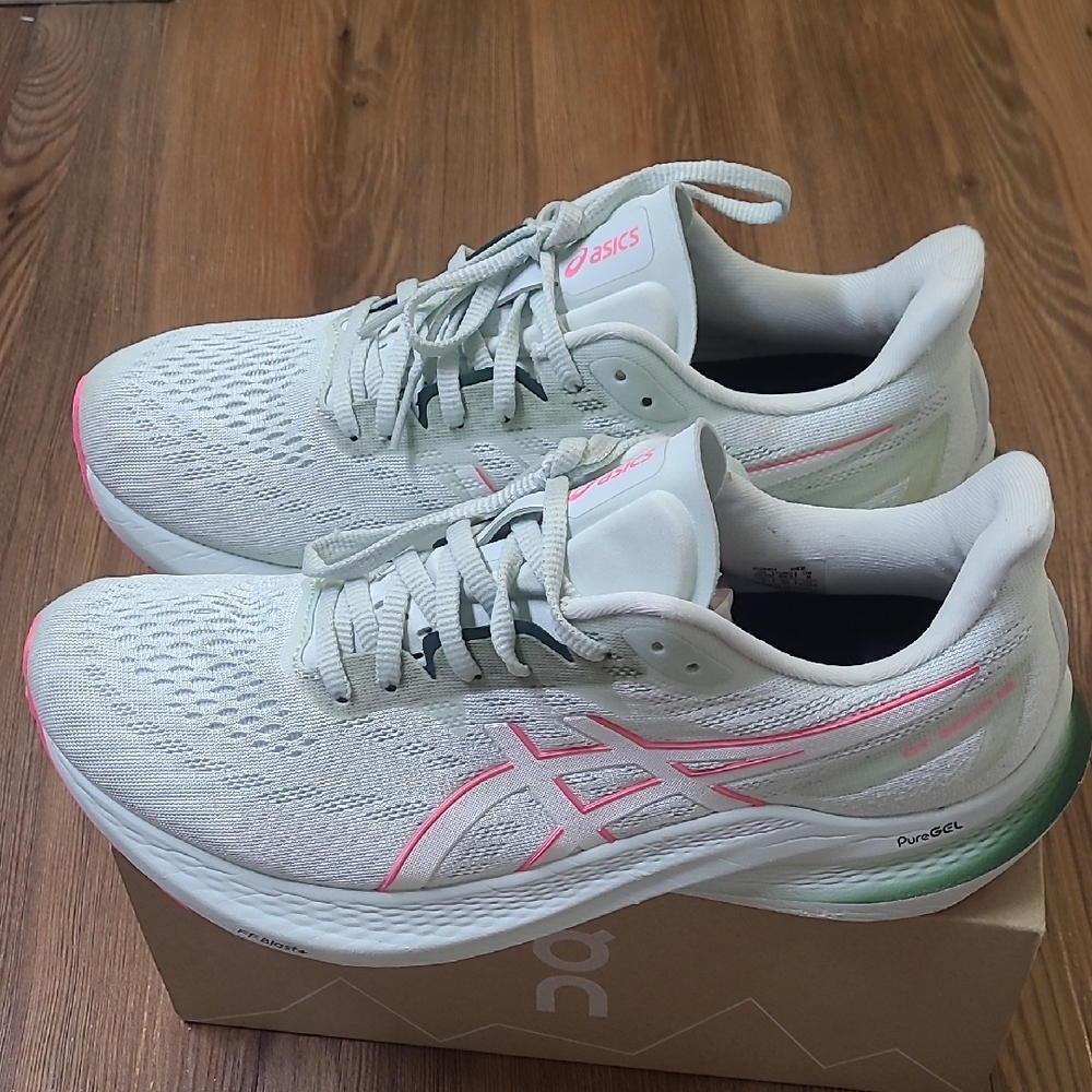 Oasis Women's Running Shoes - White and Pink for women zise 9.